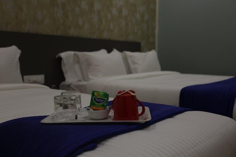 Ocean Suites Hotel Мумбаи Экстерьер фото