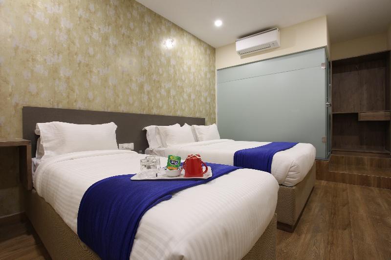 Ocean Suites Hotel Мумбаи Экстерьер фото