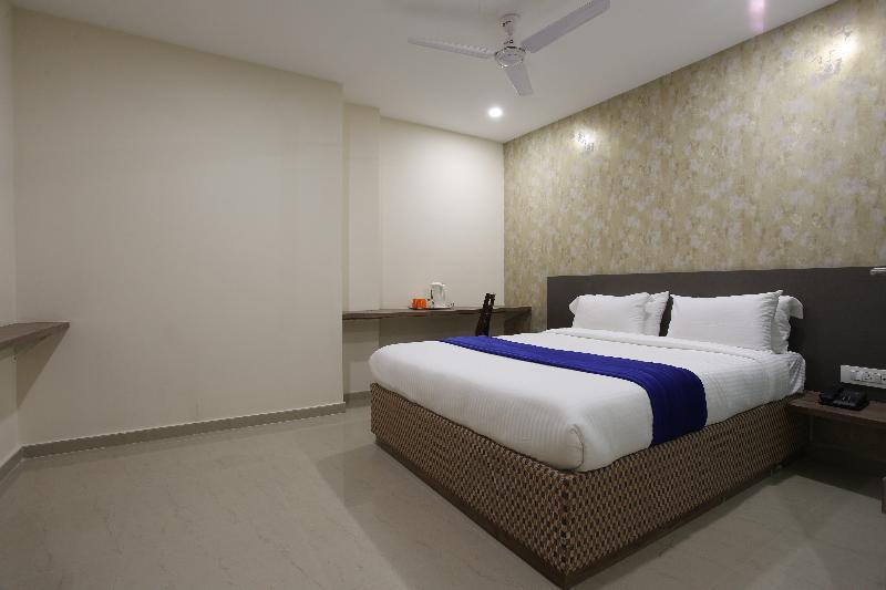 Ocean Suites Hotel Мумбаи Экстерьер фото
